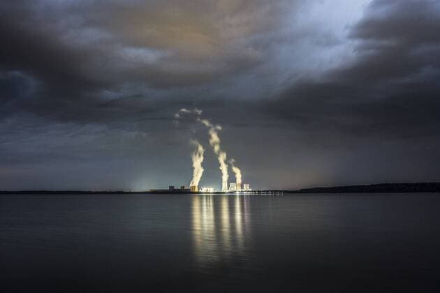 IMAGO Nature: Unsere Erde, Energiequellen, Kohlekraftwerke TopReiseziel Lausitzer Seenland Das Kohlekraftwerk in Boxberg zeichnet am Abend hinter dem Baerwalder See ab, der Teil der Renaturierung des ehemaligen Tagebaugebietes ist. Klitten Deutschland *** The coal power plant in Boxberg is located in the evening behind Baerwalder See. The part of the renaturation of the former opencast mining area is Klitten Germany Copyright: xFlorianxGaertner photothek.netx