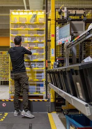 Logistiklager HAM2 von Amazon in Winsen: Robotik-Feld , Winsen Copyright: xBjörnxHakex