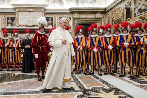 Themen der Woche KW 18 Bilder des Tages NO FRANCE - NO SWITZERLAND: May 04, 2018 : Pope Francis meets in audience the Swiss Guard Pontifical Corps, on the occasion of the swearing in of the new Guards, accompanied by their families, in the Clementine Hall of the Vatican Apostolic Palace. EDITORIAL USE ONLY. NOT FOR SALE FOR MARKETING OR ADVERTISING CAMPAIGNS.  Copyright: xÂ©VaticanMedia-Foto CPPx xIPAx xCatholicxPressxPhotox