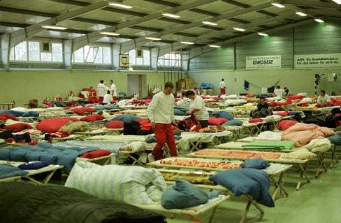Die saarländischen Hilfskräfte vom DRK helfen den Bewohnern von Torgau an der Elbe die Deiche zu stabilisieren und zu retten, was in dieser Flutkatastrophe noch zu retten ist. Wie viele Helfer sind sie in Turnhallen untergebracht. *** The Saarland relief workers from the German Red Cross help the residents of Torgau on the Elbe to stabilize the dikes and save what can still be saved in this flood disaster. Like many helpers, they are housed in gymnasiums