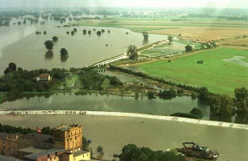 Luftbild aus dem Flut-Katastrophengebiet in und um Torgau (Sachsen) an der Elbe (Foto vom 19.08.2002). *** Aerial view from the flood Disaster area in and around Torgau Saxony on the Elbe Photo vom 19 08 2002