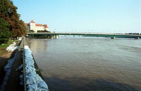 Die Ufermauer der Elbe in Torgau ist am Montag (19.08.2002) mit Sandsäcken gesichert. Bundeswehr, Einsatzkräfte von DRK und THW, sowie viele Freiwillige versuchen bei der Hochwasserkatastrophe alles erdenkliche, um weitere Überflutungen zu verhindern. *** The sea wall of the Elbe in Torgau is secured on Monday 19 08 2002 with sandbags Bundeswehr Forces of DRK and THW as well as many volunteers try everything in the flood disaster to prevent further flooding