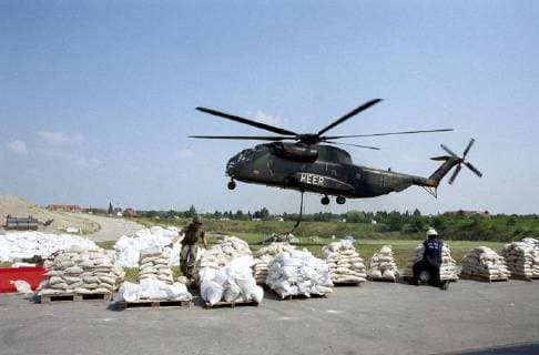 Ein Hubschrauber der Bundeswehr transportiert am Montag (19.08.2002) in Torgau an der Elbe Sandsäcke. Die Bundeswehr, Einsatzkräfte von DRK und THW, sowie viele Freiwillige versuchen bei der Hochwasserkatastrophe alles erdenkliche um weitere Überflutungen zu verhindern. *** A helicopter of the Bundeswehr transported on Monday 19 08 2002 in Torgau on the Elbe sandbags The German Armed Forces DRK and THW forces and many volunteers try in the flood disaster everything possible to prevent further flooding