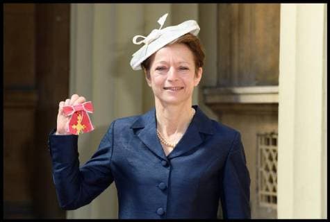 . 04 05 2018. London, United Kingdom. Investitures at Buckingham Palace. Sarah Lewis receives an OBE at the Investitures at Buckingham Palace, London, UK - 04 May 2018.  xi-Imagesx xPoolx IIM-17671-0021