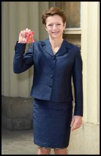. 04 05 2018. London, United Kingdom. Investitures at Buckingham Palace. Sarah Lewis receives an OBE at the Investitures at Buckingham Palace, London, UK - 04 May 2018.  xi-Imagesx xPoolx IIM-17671-0022