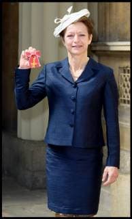 . 04 05 2018. London, United Kingdom. Investitures at Buckingham Palace. Sarah Lewis receives an OBE at the Investitures at Buckingham Palace, London, UK - 04 May 2018.  xi-Imagesx xPoolx IIM-17671-0023