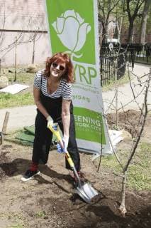 Entertainment Bilder der Woche KW 18 Bilder des Tages NEW YORK, NY - MAY 5: Susan Sarandon and the New York Restoration Project plant 20 fruit trees (apple, pear and fig) at New York City Housing Authority s South Jamaica Houses in Jamaica, Queens on May 5, 2018 in New York City. Copyright: xDiegoxCorredor MediaPunchx