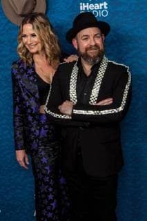 May 5, 2018 - Austin, Texas, USA - Kristian Bush and Jennifer Nettles of Sugarland walk the Red Carpet at the iHeart Country Music Fest in Austin, Texas on May 5th, 2018 (05 05 18). Photo of KRISTIAN BUSH and JENNIFER NETTLES. Austin USA - ZUMAm222 20180505_zap_m222_007 Copyright: xMichaelxMullenixx