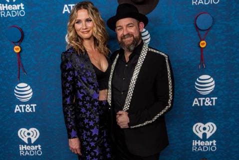 May 5, 2018 - Austin, Texas, USA - Kristian Bush and Jennifer Nettles of Sugarland walk the Red Carpet at the iHeart Country Music Fest in Austin, Texas on May 5th, 2018 (05 05 18). Photo of KRISTIAN BUSH and JENNIFER NETTLES. Austin USA - ZUMAm222 20180505_zap_m222_005 Copyright: xMichaelxMullenixx