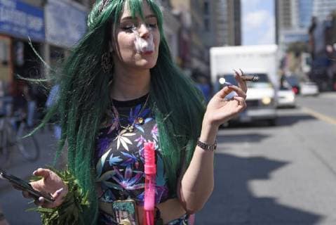 May 5, 2018 - Toronto, Canada - A teenage girl smoking up Marijuana during the Toronto Global Marijuana march 2018, just a few months before Canada legalizes Marijuana in Toronto, Canada, on May 5, 2018. Toronto Canada  - ZUMAn230 20180505_zaa_n230_1306 Copyright: xArindamxShivaanix