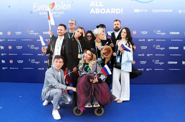 Bilder des Tages LISBON, PORTUGAL - MAY 6, 2018: Singer Julia Samoylova (Yulia Samoilova) with husband Alexei Taran (L front) and members of the delegation representing Russia at the opening ceremony (Blue Carpet event) of the 2018 Eurovision Song Contest, at the Museum of Art, Architecture and Technology (MAAT). Vyacheslav Prokofyev TASS  TS07E4E0