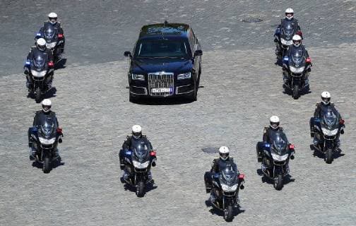 Bilder des Tages MOSCOW, RUSSIA â€“ MAY 7, 2018: President-elect Vladimir Putin arrives for his inauguration as President of Russia on an Aurus car of the presidential motorcade, at the Moscow Kremlin. Vitaly Belousov Sputnik POOL TASS  TS07E6FD
