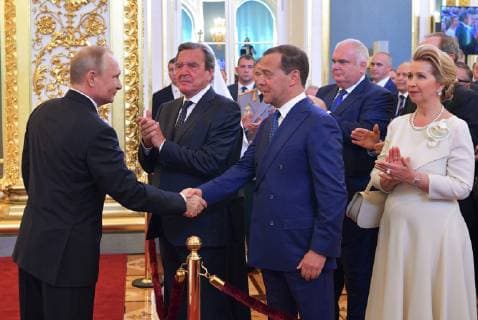 Bilder des Tages MOSCOW, RUSSIA â€“ MAY 7, 2018: President-elect Vladimir Putin, Gerhard Schroeder, Chairman of the Shareholders Committee with Nord Stream 2 AG and former German chancellor, Russia s Prime Minister Dmitry Medvedev with his wife Svetlana (L-R) during an inauguration of Vladimir Putin as President of Russia in St Andrew s Hall of the Grand Kremlin Palace. Alexei Druzhinin Russian Presidential Press and Information Office TASS  TS07E64B