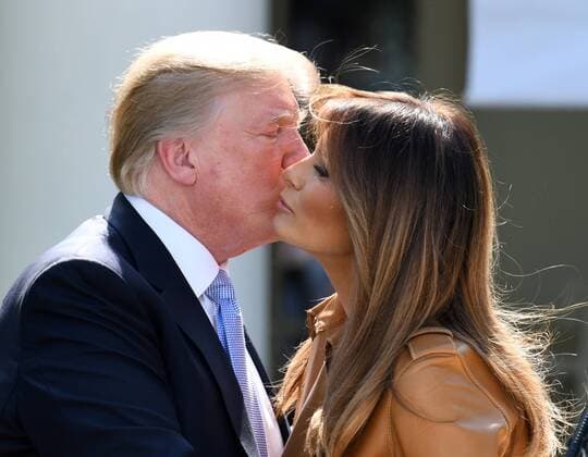 Entertainment Bilder der Woche KW 19 Bilder des Tages First Lady Melania Trump is kissed by U.S. President Donald Trump after she announced her Be Best initiative in the Rose Garden of the White House in Washington, DC on May 7, 2018. The Be Best program will focus on fighting opioid abuse, positivity on social media, and well-being.  WAS2018060706 PATxBENIC