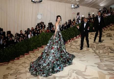 Entertainment Bilder der Woche KW 19 Amal Clooney and George Clooney arrive on the red carpet at The Metropolitan Museum of Art s Costume Institute Benefit Heavenly Bodies: Fashion and the Catholic Imagination at Metropolitan Museum of Art in New York City on May 7, 2018.  NYP20180507210 JOHNxANGELILLO
