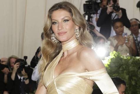 Gisele Bundchen arrives on the red carpet at The Metropolitan Museum of Art s Costume Institute Benefit Heavenly Bodies: Fashion and the Catholic Imagination at Metropolitan Museum of Art in New York City on May 7, 2018.  NYP20180507710 JOHNxANGELILLO