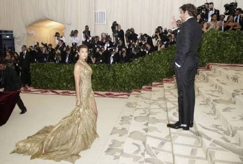 Bradley Cooper and Irina Shayk arrive on the red carpet at The Metropolitan Museum of Art s Costume Institute Benefit Heavenly Bodies: Fashion and the Catholic Imagination at Metropolitan Museum of Art in New York City on May 7, 2018.  NYP20180507717 JOHNxANGELILLO