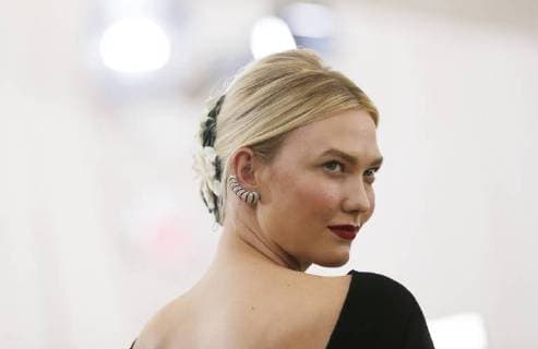 Karlie Kloss arrives on the red carpet at The Metropolitan Museum of Art s Costume Institute Benefit Heavenly Bodies: Fashion and the Catholic Imagination at Metropolitan Museum of Art in New York City on May 7, 2018.  NYP20180507730 JOHNxANGELILLO