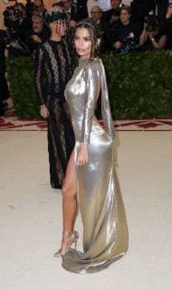 May 7, 2018 - New York, N.Y, USA - EMILY RATAJKOWSKI attends the Metropolitan Museum of Art Costume Institute Benefit with exhibition of Heavenly Bodies: Fashion and the Catholic Imagination .The Met Museum, NYC.May 7, 2018.Photos by , Globe Photos Inc. New York USA - ZUMAms4_ 20180507_zaa_ms4_080 Copyright: xSoniaxMoskowitzx