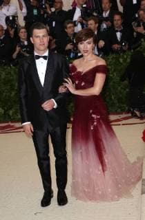 May 7, 2018 - New York, N.Y, USA - COLIN JOST, SCARLETT JOHANSSON attend the Metropolitan Museum of Art Costume Institute Benefit with exhibition of Heavenly Bodies: Fashion and the Catholic Imagination .The Met Museum, NYC.May 7, 2018.Photos by , Globe Photos Inc. New York USA - ZUMAms4_ 20180507_zaa_ms4_091 Copyright: xSoniaxMoskowitzx