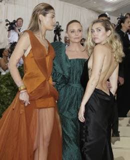 Paris Jackson, Stella McCartney and Miley Cyrus arrive on the red carpet at The Metropolitan Museum of Art s Costume Institute Benefit Heavenly Bodies: Fashion and the Catholic Imagination at Metropolitan Museum of Art in New York City on May 7, 2018.  NYP20180507762 JOHNxANGELILLO