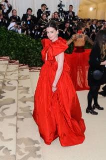 May 7, 2018 - New York, NY, U.S. - 07 May 2018 - New York, New York - Anne Hathaway. 2018 Metropolitan Museum of Art Costume Institute Gala: Heavenly Bodies: Fashion and the Catholic Imagination. Photo Credit: Christopher Smith AdMedia New York U.S. - ZUMAa123 20180507_zaa_a123_196 Copyright: xChristopherxSmithAdmediax