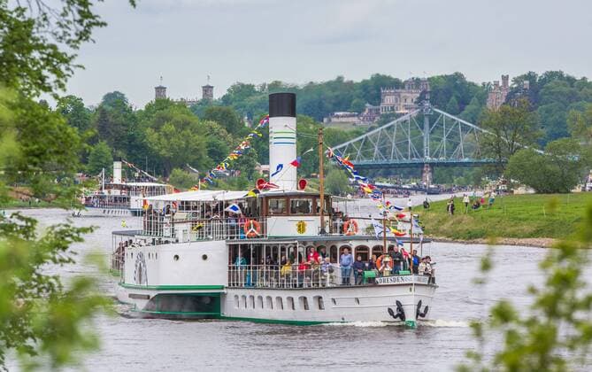 Dresdner Dampferparade 2018 Traditionell zum Saisonstart am Maifeiertag bilden alle 9 historischen Raddampfer sowie die beiden Salonschiffe der Flotte eine geschmueckte Parade mit Live-Musik auf den Dampfern. Die Parade startet am Terrassenufer Dresden, faehrt entlang der drei Elbschloesser zum Blauen Wunder und weiter bis nach Schloss Pillnitz. Tausende Dresdner und Gaeste versammeln sich an beiden Seiten der Elbe, um dieses Schauspiel zu beobachten. Es ist ein großes Spektakel, wenn die Raddampfer mit lauten Signalen an den Zusauern vorbei fahren. An der Elbinsel findet das Wendemanoever statt. Ohne Halt geht es mit Swing zurueck zum Terrassenufer.