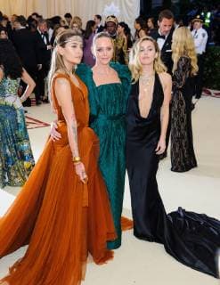 Met Gala. 07 May 2018 - New York, New York - Paris Jackson, Stella McCartney, Miley Cyrus. 2018 Metropolitan Museum of Art Costume Institute Gala: Heavenly Bodies: Fashion and the Catholic Imagination. Photo Credit: Christopher Smith AdMedia 226254 2018-05-07 NY New York Etats-Unis  Copyright: xAdMediax STAR_226254_038