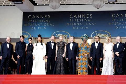 Entertainment Bilder der Woche KW 19 Entertainment Bilder des Tages Jury members Chang Chen, Kristen Stewart, Ava DuVernay, Denis Villeneuve, jury president Cate Blanchett, and jury members Robert Guediguian, Khadja Nin, Andrey Zvyagintsev, Lea Seydoux and Cannes Film Festival Director Thierry Fremaux attending the Opening Gala with the premiere of Everybody Knows Todos Lo Saben during the 71st Cannes Film Festival at the Palais des Festivals on May 08, 2018 in Cannes, France *** Jury members Catherine Blake and jury members Robert Guediguian Khadja Nin Andrey Zvyagintsev Thierry Fremaux film director Thierry Fremaux is celebrating the opening of the Cannes Film Festival Festival at the Palais des Festivals on May 08,2018 in Cannes France Foto:xD.xBedrosianx xFuturexImage
