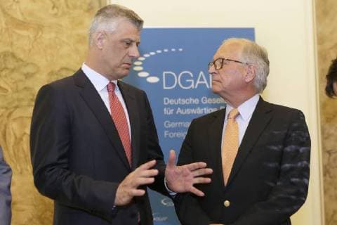 Präsident Hashim Thaci (li., KOS) und Wolfgang Ischinger (GER Leiter Münchner Sicherheitskonferenz) im Gespräch am 8.05.2018 in der DGAP e.V. in Berlin, Deutschland xDEx