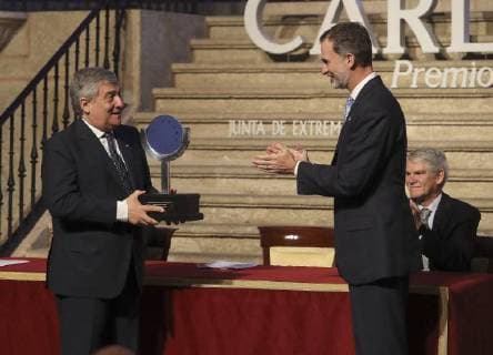 Spain s King Felipe VI (R) presents the Carlos V European Award to the President of the EU Parliament, Antonio Tajani, during the handover ceremony of the XII Carlos V European Award held at the Monastery of Yuste in Caceres, Spain, 09 May 2018. Antonio Tajani receives the Carlos V European Award !ACHTUNG: NUR REDAKTIONELLE NUTZUNG!  Copyright: xBALLESTEROSx GRAF2486 20180509-636614673882757574