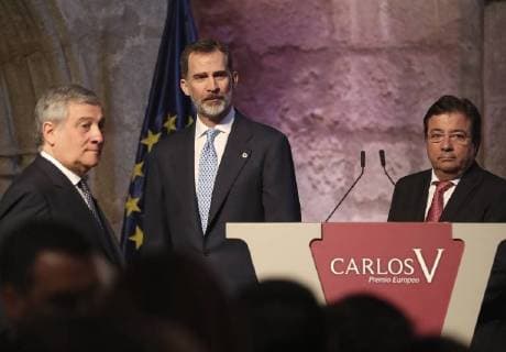 Spain s King Felipe VI (C) stands next to the President of the EU Parliament, Italian Antonio Tajani (L), during the handover ceremony of the XII Carlos V European Award to Tajani held at the Monastery of Yuste in Caceres, Spain, 09 May 2018. Antonio Tajani receives the Carlos V European Award !ACHTUNG: NUR REDAKTIONELLE NUTZUNG!  Copyright: xBALLESTEROSx GRAF2494 20180509-636614679710992048