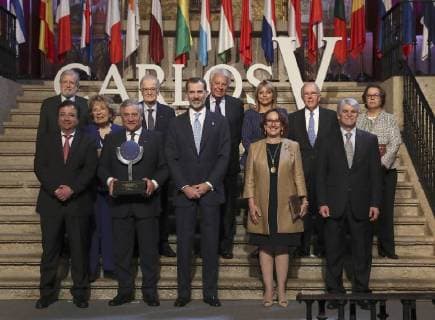 Spain s King Felipe VI (C) poses with the President of the EU Parliament, Italian Antonio Tajani (2L), the Ibero-American Secretary-General, Rebeca Grynspan (2R), Spanish Foreign Minister, Alfonso Dastis, between others, during the handover ceremony of the XII Carlos V European Award to Tajani held at the Monastery of Yuste in Caceres, Spain, 09 May 2018. Antonio Tajani receives the Carlos V European Award !ACHTUNG: NUR REDAKTIONELLE NUTZUNG!  Copyright: xBALLESTEROSx GRAF2516 20180509-636614682949918858