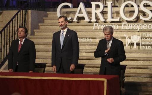 Spain s King Felipe VI (C) stands next to Spanish Foreign Minister, Alfonso Dastis (R), and regional President of Extremadura, Guillermo Fernandez-Vara, during the handover ceremony of the XII Carlos V European Award to the President of the EU Parliament, Italian Antonio Tajani (not pictured), at the Monastery of Yuste in Caceres, Spain, 09 May 2018. Antonio Tajani receives the Carlos V European Award !ACHTUNG: NUR REDAKTIONELLE NUTZUNG!  Copyright: xBALLESTEROSx GRAF2554 20180509-636614697861341955