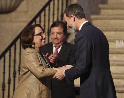 Spain s King Felipe VI (R) presents a medal to the new member of the European and Ibero-American Academy of Yuste, the Ibero-American Secretary-General, Rebeca Grynspan, during the XII Carlos V European Award handover ceremony held at the Monastery of Yuste in Caceres, Spain, 09 May 2018. The President of the EU Parliament, Antonio Tajani, received the Carlos V European Award during the ceremony. Antonio Tajani receives the Carlos V European Award !ACHTUNG: NUR REDAKTIONELLE NUTZUNG!  Copyright: xBALLESTEROSx GRAF2538 20180509-636614701027457968