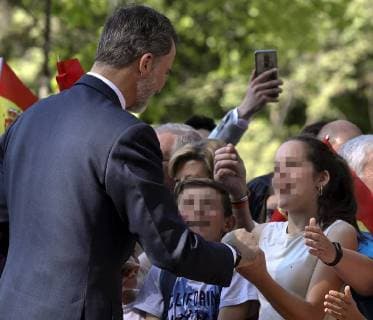 Spain s King Felipe VI (L) greets children as he arrives for the XII Carlos V European Award handover ceremony at the Monastery of Yuste in Caceres, Spain, 09 May 2018. The President of the EU Parliament, Antonio Tajani, received the Carlos V European Award during the ceremony. Antonio Tajani receives the Carlos V European Award !ACHTUNG: NUR REDAKTIONELLE NUTZUNG!  Copyright: xBALLESTEROSx GRAF2561 20180509-636614702402462140