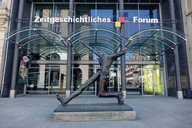 Zeitgeschichtliches Forum in Leipzig Zeitgeschichtliches Forum in Leipzig, 29.04.2018, Leipzig, Grimmaische Strasse, Sachsen, Vor dem Zeitgeschichtlichen Forum in Leipzig steht die Plastik Der Jahrhundertschritt von Wolfgang Mattheuer.
