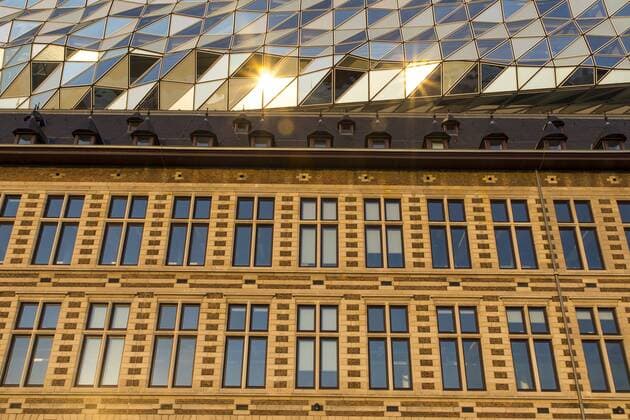 Das Antwerp Port Authority Gebäude, in Antwerpen, Belgien, ehemalige Feuerwehrkaserne im Hafen, renoviert und mit einem aufgesetzten Glasbau, in Form eines Schiffsrumpf, Verwaltungssitz der Antwerp Port Authority, entworfen von Zaha Hadid, *** The Antwerp Port Authority building in Antwerp Belgium former firemens barn renovated in port and with a glass-framed glass building in the form of a ships hull administrative headquarters of the Antwerp Port Authority designed by Zaha Hadid