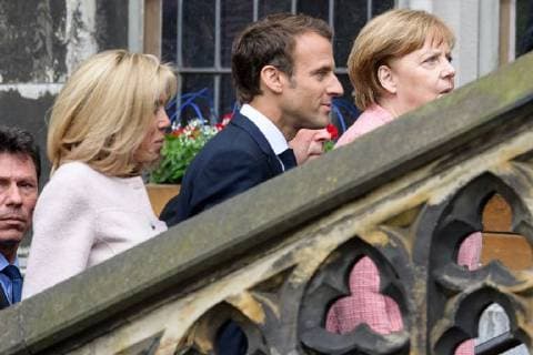 Verleihung des internationalen Karlspreises zu Aachen, 10.05.2018 vl: Brigitte Macron, der Französische Präsident Emmanuel Macron und Bundeskanzlerin Dr. Angela Merkel bei der Verleihung des internationalen Karlspreises zu Aachen am 10.05.2018, , Aacgeb NRW Deutschland