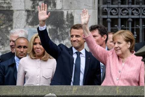 Verleihung des internationalen Karlspreises zu Aachen, 10.05.2018 vl: Brigitte Macron, der Französische Präsident Emmanuel Macron und Bundeskanzlerin Dr. Angela Merkel bei der Verleihung des internationalen Karlspreises zu Aachen am 10.05.2018, , Aacgeb NRW Deutschland