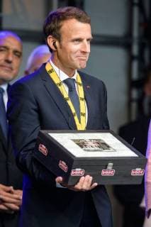 Verleihung des internationalen Karlspreises zu Aachen, 10.05.2018 Emmanuel Macron mit einer Packung Aachener Printen bei der Verleihung des internationalen Karlspreises zu Aachen am 10.05.2018, , Aacgeb NRW Deutschland