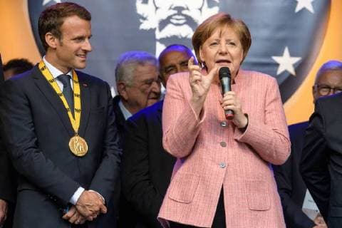 Verleihung des internationalen Karlspreises zu Aachen, 10.05.2018 vl: der Französische Präsident Emmanuel Macron und Bundeskanzlerin Dr. Angela Merkel bei der Verleihung des internationalen Karlspreises zu Aachen am 10.05.2018, , Aacgeb NRW Deutschland
