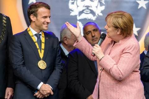 Verleihung des internationalen Karlspreises zu Aachen, 10.05.2018 vl: der Französische Präsident Emmanuel Macron und Bundeskanzlerin Dr. Angela Merkel bei der Verleihung des internationalen Karlspreises zu Aachen am 10.05.2018, , Aacgeb NRW Deutschland