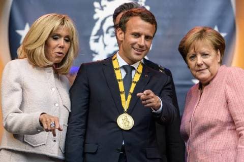 Verleihung des internationalen Karlspreises zu Aachen, 10.05.2018 vl: Brigitte Macron, der Französische Präsident Emmanuel Macron und Bundeskanzlerin Dr. Angela Merkel bei der Verleihung des internationalen Karlspreises zu Aachen am 10.05.2018, , Aacgeb NRW Deutschland