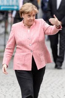 Verleihung des internationalen Karlspreises zu Aachen, 10.05.2018 Bundeskanzlerin Dr. Angela Merkel winkt Bojko Borissow (Ministerpräsident Bulgariens) bei der Verleihung des internationalen Karlspreises zu Aachen am 10.05.2018 zu sich, , Aacgeb NRW Deutschland