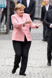 Verleihung des internationalen Karlspreises zu Aachen, 10.05.2018 Bundeskanzlerin Dr. Angela Merkel winkt Bojko Borissow (Ministerpräsident Bulgariens) bei der Verleihung des internationalen Karlspreises zu Aachen am 10.05.2018 zu sich, , Aacgeb NRW Deutschland