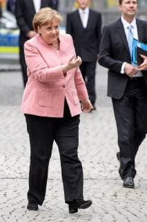 Verleihung des internationalen Karlspreises zu Aachen, 10.05.2018 Bundeskanzlerin Dr. Angela Merkel winkt Bojko Borissow (Ministerpräsident Bulgariens) bei der Verleihung des internationalen Karlspreises zu Aachen am 10.05.2018 zu sich, , Aacgeb NRW Deutschland