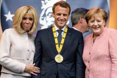 Verleihung des internationalen Karlspreises zu Aachen, 10.05.2018 vl: Brigitte Macron, der Französische Präsident Emmanuel Macron und Bundeskanzlerin Dr. Angela Merkel bei der Verleihung des internationalen Karlspreises zu Aachen am 10.05.2018, , Aacgeb NRW Deutschland