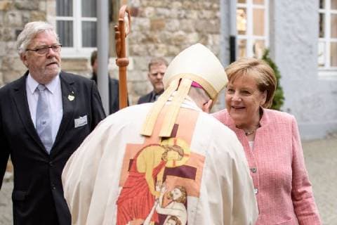 Verleihung des internationalen Karlspreises zu Aachen, 10.05.2018 Bundeskanzlerin Dr. Angela Merkel begrüßt den Aachener Bischof Dr. Helmut Dieser bei der Verleihung des internationalen Karlspreises zu Aachen am 10.05.2018, , Aacgeb NRW Deutschland
