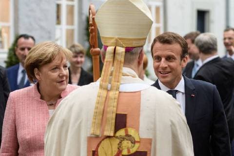 Verleihung des internationalen Karlspreises zu Aachen, 10.05.2018 Bundeskanzlerin Dr. Angela Merkel, der französische Präsident Emmanuel Macron mit dem Aachener Bischof Bischof Dr. Helmut Dieser bei der Verleihung des internationalen Karlspreises zu Aachen am 10.05.2018, , Aacgeb NRW Deutschland